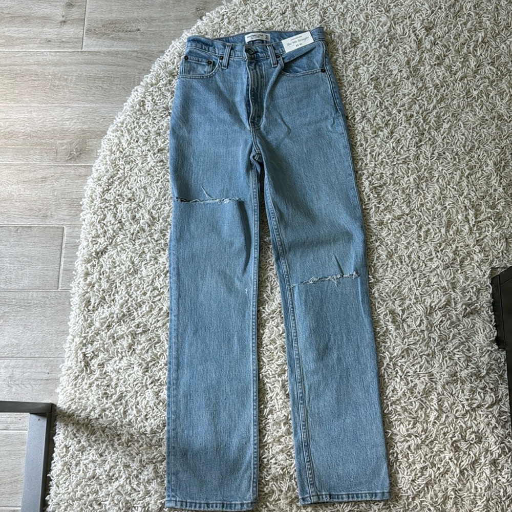 Light blue denim, Abercrombie, the 90’s straight ultra highrise, size25/0regular